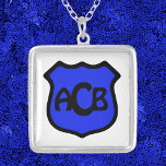 Collar Plateado Escudo de San Miguel con monograma<br><div class="desc">A lo largo de los siglos, San Miguel el Arcángel ha sido representado con más frecuencia en arte usando casco y armadura y llevando una espada y un escudo. La forma de su escudo ha variado según el tiempo y el lugar donde vivía el artista. Ha sido redonda, ovalada, rectangular...</div>
