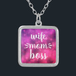 Collar Plateado Esposa Mamá Jefe Babe negrita Escritura tipografía<br><div class="desc">"Esposa. Mamá. Jefe". Sabes que ella maneja la casa y mantiene a todos a raya. Dale este colorido y suave collar de encanto para que pueda usarlo con orgullo. Con un guión de escritura a mano en negrita y blanco sobre fondo de bokeh morado rosado, este divertido collar hará una...</div>