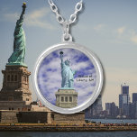 Collar Plateado Estatua de la Libertad, Isla Ellis, Nueva York<br><div class="desc">Estatua de la Libertad en Ellis Island como parte del área de Nueva York, Nueva York. Diseñado por Frédéric Bartholdi y dedicado el 28 de octubre de 1886. La estatua, un regalo a los Estados Unidos del pueblo de Francia, es de una figura femenina con un lecho de púas que...</div>