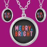 Collar Plateado Feliz y brillante, Feliz Navidad<br><div class="desc">Merry & Bright,  Merry Christmas Design es un gran regalo para un cumpleaños,  aniversario,  El día de San Valentín,  Navidades,  cumpleaños,  Día de la Madre,  Día de Acción de Gracias,  Pascua o disfraz de Halloween.</div>