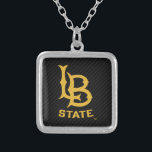 Collar Plateado Fibra de carbono del estado de Long Beach<br><div class="desc">Mira estos diseños de Long Beach de la Universidad Estatal de California. Muestra tu Orgullo Estatal de California con estos nuevos productos de la Universidad. Estos son los regalos perfectos para el estudiante, alumno, familia, amigo o fan de Long Beach en su vida. Todos estos productos de Zazzle están en...</div>