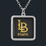 Collar Plateado Fibra de carbono del estado de Long Beach<br><div class="desc">Mira estos diseños de Long Beach de la Universidad Estatal de California. Muestra tu Orgullo Estatal de California con estos nuevos productos de la Universidad. Estos son los regalos perfectos para el estudiante, alumno, familia, amigo o fan de Long Beach en su vida. Todos estos productos de Zazzle están en...</div>