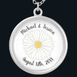 Collar Plateado Fiesta de Jardín floral florido amarillo blanco<br><div class="desc">¡Sólo personaliza con tu información! El diseño presenta un original ilustracion de marca de una flor de margarita amarilla y blanca. Ideal para un fiesta de jardín, ducha de novia, boda o compromiso. Este ilustracion de margarita también está disponible en otros productos. ¿No ves lo que estás buscando? ¿Necesita ayuda...</div>