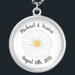 Collar Plateado Fiesta de Jardín floral florido amarillo blanco<br><div class="desc">¡Sólo personaliza con tu información! El diseño presenta un original ilustracion de marca de una flor de margarita amarilla y blanca. Ideal para un fiesta de jardín, ducha de novia, boda o compromiso. Este ilustracion de margarita también está disponible en otros productos. ¿No ves lo que estás buscando? ¿Necesita ayuda...</div>