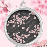 Collar Plateado Flor de cerezo rosa<br><div class="desc">Flores de cerezo rosado en negro - un gran regalo para ella</div>