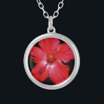 Collar Plateado Flor de Hibiscus rojo rosado caliente en negro<br><div class="desc">Hermosa foto de una flor de Hibiscus rojo caliente en negro por la artista Sandra Marie Closs. Añade tu propio texto, nombre o monograma para crear el producto perfecto para cualquier ocasión. Boda, fiesta de la fiesta nupcial, simpatía, cumpleaños, ducha de bebé, cualquier celebración o solo para hacer su día...</div>