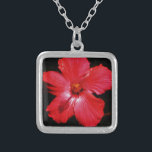 Collar Plateado Flor de Hibiscus rojo rosado caliente en negro<br><div class="desc">Hermosa foto de una flor de Hibiscus rojo caliente en negro por la artista Sandra Marie Closs. Añade tu propio texto, nombre o monograma para crear el producto perfecto para cualquier ocasión. Boda, fiesta de la fiesta nupcial, simpatía, cumpleaños, ducha de bebé, cualquier celebración o solo para hacer su día...</div>