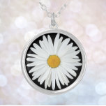 Collar Plateado Flor de margarita blanca sobre flor negra<br><div class="desc">Haz una declaración de moda con este collar pendiente con cadena que muestra la foto de una flor de margarita blanca sobre un fondo negro. ¡Un bonito diseño floral! Seleccione su forma pendiente,  tamaño y acabado metalizado.</div>