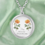 Collar Plateado Flor de Nacimiento Noviembre Crisantemo<br><div class="desc">Flor de mes de nacimiento Noviembre Collar de crisantemo con un ilustracion de una flor de crisantemo. Debajo de la flor, el nombre está escrito en una elegante fuente de escritura. Debajo del nombre, se indica "Noviembre - Crisantemo" indicando que el mes de nacimiento de la dueña es noviembre y...</div>