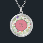 Collar Plateado Flor gris morado verde rosa rosada monograma<br><div class="desc">Monograma este collar floral con tu primer. Este collar o canasto hace un gran regalo para la dama de honor,  un regalo del día de la madre o un gran regalo de cumpleaños para cualquiera de las mujeres de tu vida.</div>