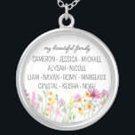 Collar Plateado Flor silvestre Mi bella familia con nombres inicia<br><div class="desc">El collar de flores silvestres de bonito personalizado con el texto de su personalizado, como "mi bella familia" y los nombres de sus hijos, suegros y/o nietos. El diseño está decorado con delicadas acuarelas que adornan flores silvestres en naranja rosa y amarillo. Está escrito con escritura moderna casual y tipografía...</div>