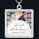 Collar Plateado Floral blanco negro de la novia y del novio del<br><div class="desc">¡El collar de los pares del boda de la novia y del novio que ofrecía un par hermoso fijó en un blanco y negro un fondo floral negro y blanco!  ¡Regalo perfecto para nuevamente la novia del casar!</div>