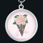 Collar Plateado Floral Bouquet<br><div class="desc">Diseño de bonito con rosas suaves de color rosa con follaje verde oscuro y cintas de bonito. Un fondo rosa suave hace que se destaque.</div>