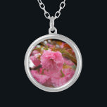 Collar Plateado Flores de flores de cerezo rosado caliente<br><div class="desc">Flores de flores de cerezo rosado caliente Foto de Sandy Closs tomada en Lake Arrowhead Rosa,  flor,  flores,  flores,  flores,  primavera,  cerezas,  cerezas,  jardín,  boda,  bodas, </div>