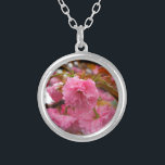 Collar Plateado Flores de flores de cerezo rosado caliente<br><div class="desc">Flores de flores de cerezo rosado caliente Foto de Sandy Closs tomada en Lake Arrowhead Rosa,  flor,  flores,  flores,  flores,  primavera,  cerezas,  cerezas,  jardín,  boda,  bodas, </div>