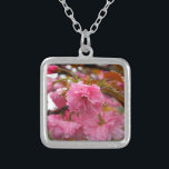 Collar Plateado Flores de flores de cerezo rosado caliente<br><div class="desc">Flores de flores de cerezo rosado caliente Foto de Sandy Closs tomada en Lake Arrowhead Rosa,  flor,  flores,  flores,  flores,  primavera,  cerezas,  cerezas,  jardín,  boda,  bodas, </div>