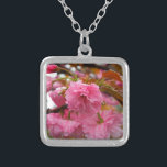 Collar Plateado Flores de flores de cerezo rosado caliente<br><div class="desc">Flores de flores de cerezo rosado caliente Foto de Sandy Closs tomada en Lake Arrowhead Rosa,  flor,  flores,  flores,  flores,  primavera,  cerezas,  cerezas,  jardín,  boda,  bodas, </div>