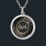 Collar Plateado Flores de oro de Moda elegantes<br><div class="desc">Flores de oro elegantes sobre fondo negro.</div>