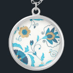 Collar Plateado Flores doradas índigo con fondo blanco<br><div class="desc">Una Erica J. Vess original,  dorada,  flor índigo,  descansa sobre un fondo blanco. ¡Un cuadro sencillo y sutil que a cualquiera le encantaría recibir como regalo!</div>