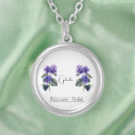 Collar Plateado Flower Flower Flower Febrero Violet<br><div class="desc">Flor de mes de nacimiento Collar personalizado de febrero violeta con una ilustración de flores violetas. El nombre personalizado está escrito en un tipo de letra de guión elegante encima de las flores. Debajo del nombre, dice "Febrero - Violeta", indicando que el mes de nacimiento es Febrero y la flor...</div>