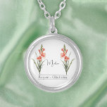 Collar Plateado Flower Month Nacimiento August Gladiolus<br><div class="desc">Flor de mes de nacimiento: collar de gladiolus con un ilustracion de una flor de gladiolo. Debajo de la flor, el nombre está escrito en una elegante fuente de escritura. Debajo del nombre, se indica "August - Gladiolus", indicando que el mes de nacimiento de la dueña es agosto y que...</div>