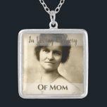 Collar Plateado Foto conmemorativa de la madre Boda Bouquet<br><div class="desc">Buena idea si eres una novia que ha perdido a alguien especial y desea que pueda estar contigo en tu boda; este encanto se puede añadir a tu ramo en memoria de ellos. Viene con un collar para que lo puedas tener como un aguijón y seguir usándolo más tarde. Se...</div>