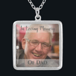 Collar Plateado Foto conmemorativa del padre Boda Bouquet<br><div class="desc">Buena idea si eres una novia que ha perdido a alguien especial y desea que pueda estar contigo en tu boda; este encanto se puede añadir a tu ramo en memoria de ellos. Viene con un collar para que lo puedas tener como un aguijón y seguir usándolo más tarde. Se...</div>