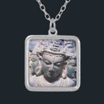 Collar Plateado Foto de estatua de la antigua asiática tallada en<br><div class="desc">Este tallado asiático de piedra de tres cabezas exuda paz y soledad. Contemplar y reflexionar sobre lo que se puede lograr cuando se usa este impresionante collar de encanto fotográfico. Este collar se presenta en pequeños, medianos y grandes tamaños, así como en forma cuadrada y circular. Puedes pedir este collar...</div>