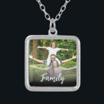 Collar Plateado *~* Foto de imagen de la FAMILIA AP42 plateada<br><div class="desc">SQUARE NECKLACE (buscar en AP42 diseños similares sobre varios productos ) * Recuerdo mejorado energéticamente Keepsake recuerdos familia de memoria. Sube tu imagen familiar. En este momento el texto dice "FAMILIA". Hay un área de texto disponible. Personaliza el Personalizar del color de la fuente, el tamaño de la fuente real...</div>