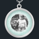 Collar Plateado Foto de Personalizado de marco de incandescencia v<br><div class="desc">Diseño elegante y sencillo de marco fotográfico.</div>