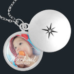 Collar Plateado Foto del personalizado con nombre y fecha<br><div class="desc">Crea tu propio regalo fotográfico personalizado añadiendo tu propia foto, desde tu querida foto familiar hasta tu adorable foto mascota, para hacer tu diseño único. Decorar con nombre y fecha personalizados. Perfecto como regalo de invitación para bebés, regalo de cumpleaños y regalo para cualquier ocasión especial. Nota: Las fotos mostradas...</div>