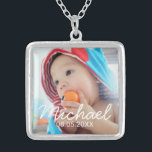 Collar Plateado Foto del personalizado con nombre y fecha<br><div class="desc">Crea tu propio regalo fotográfico personalizado añadiendo tu propia foto, desde tu querida foto familiar hasta tu adorable foto mascota, para hacer tu diseño único. Decorar con nombre y fecha personalizados. Perfecto como regalo de invitación para bebés, regalo de cumpleaños y regalo para cualquier ocasión especial. Nota: Las fotos mostradas...</div>