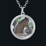 Collar Plateado Foto ecuestre personalizada y nombre del montar a<br><div class="desc">Su jinete del caballo amará este collar hermoso que ofrece la foto y el nombre de encargo (o el otro texto).  ¡Hace una memoria especial del recuerdo para todo el trabajo duro un esmero - impresionante para el instructor que monta también!</div>