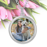 Collar Plateado Foto personalizada de Cute Mascota Dog Lover<br><div class="desc">Ahora puedes tener a tu mejor amigo contigo dondequiera que vayas con este collar de fotos del mascota de perro personalizado. ¡personalizar con tu foto favorita! ¡Un deber para cada madre de perro, amante de los perros y todos los amantes de las mascotas! DERECHOS RESERVADOS © 2020 Judy Burrows, Black...</div>