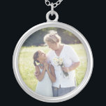 Collar Plateado Foto personalizado personalizada<br><div class="desc">Añade tu foto personalizada personalizado a este collar para llevar a tus seres queridos a cualquier lugar donde vayas. Haría un gran regalo para nuevas madres, el Día de la Madre, Navidades, aniversarios, abuelas, tu mejor amigo o cualquier otra persona especial en tu vida. Haga clic en el botón "Personalizar"...</div>
