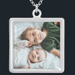 Collar Plateado Foto personalizado personalizada<br><div class="desc">Añade tu foto personalizada personalizado a este collar para llevar a tus seres queridos a cualquier lugar donde vayas. Haría un gran regalo para nuevas madres, el Día de la Madre, Navidades, aniversarios, abuelas, tu mejor amigo o cualquier otra persona especial en tu vida. Haga clic en el botón "Personalizar"...</div>