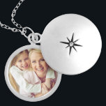 Collar Plateado Foto personalizado personalizada<br><div class="desc">Añade tu foto personalizada personalizado a este collar para llevar a tus seres queridos a cualquier lugar donde vayas. Haría un gran regalo para nuevas madres, el Día de la Madre, Navidades, aniversarios, abuelas, tu mejor amigo o cualquier otra persona especial en tu vida. Haga clic en el botón "Personalizar"...</div>