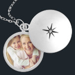 Collar Plateado Foto personalizado personalizada<br><div class="desc">Añade tu foto personalizada personalizado a este collar para llevar a tus seres queridos a cualquier lugar donde vayas. Haría un gran regalo para nuevas madres, el Día de la Madre, Navidades, aniversarios, abuelas, tu mejor amigo o cualquier otra persona especial en tu vida. Haga clic en el botón "Personalizar"...</div>