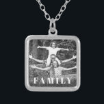 Collar Plateado *~* FOTO Purpurina de imágenes de la FAMILIA AP42<br><div class="desc">Joyería fotográfica SQUARE NECKLACE - Letras en blanco y PURPURINA negro (ID de búsqueda AP42 para diseños similares en varios productos) Transferencia a productos de Zazzle preferidos u otros artículos de joyería. * Un recuerdo mejorado y enérgico de la familia de memoria Keepsake recuerdos. Sube tu imagen familiar. En este...</div>