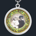 COLLAR PLATEADO FRUTAS DE RENACIMIENTO DE FLORENTINA , PLANTILLA D<br><div class="desc">Elegante,  clásico,  vibrante arte renacentista,  obra maestra de Bottega della Robbia ( Florencia - Italia ) en colores vivos marrón,  amarillo,  verde.</div>