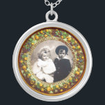 COLLAR PLATEADO FRUTAS DE RENACIMIENTO DE FLORENTINA , PLANTILLA D<br><div class="desc">Elegante,  clásico,  vibrante arte renacentista,  obra maestra de Bottega della Robbia ( Florencia - Italia ) en colores vivos marrón,  amarillo,  verde,  azul.</div>