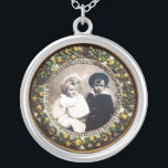 COLLAR PLATEADO FRUTAS DE RENACIMIENTO DE FLORENTINA , PLANTILLA D<br><div class="desc">Elegante,  clásico,  vibrante arte renacentista,  obra maestra de Bottega della Robbia ( Florencia - Italia ) en colores vivos marrón,  amarillo,  verde,  azul.</div>