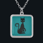 Collar Plateado Gato negro elegante<br><div class="desc">Elegante gato negro posando con una pata levantada. Tiene una cola linda y rizada y lleva puesto un elegante estrangulador.</div>