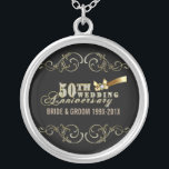 Collar Plateado Glamoroso patrón de 50 años de Purpurina Boda<br><div class="desc">Glamoroso patrón de diseño de texto en el 50 aniversario de boda sobre fondo negro personalizado que puedes cambiar en el sitio web. Diamantes falsos y acento cardíaco. Si necesita ayuda para personalizar alguno de mis diseños, póngase en contacto con el diseñador ArtOnWear. Formato de texto gratuito con ayuda en...</div>