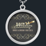 Collar Plateado Glamoroso patrón de 50 años de Purpurina Boda<br><div class="desc">Glamoroso patrón de diseño de texto en el 50 aniversario de boda sobre fondo negro personalizado que puedes cambiar en el sitio web. Diamantes falsos y acento cardíaco. Si necesita ayuda para personalizar alguno de mis diseños, póngase en contacto con el diseñador ArtOnWear. Formato de texto gratuito con ayuda en...</div>