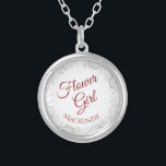Collar Plateado Guión rojo de Crimson con niña de flor de borde de<br><div class="desc">Este hermoso collar plateado está diseñado como un regalo o un favor boda para sus chicas florales. Presenta un borde de encaje gris plateado ornamentado con el texto "Niña flor" escrito con lujosas letras de escritura roja crimson. Hay espacio para su nombre a continuación. Hermosa manera de agradecerle por ser...</div>
