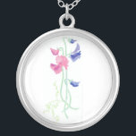 Collar Plateado Guisantes de olor rosados y azules de la acuarela<br><div class="desc">Un regalo de boda bonito para que sus damas de honor las agradezcan por hacer su día especial perfecto. Este collar pendiente plateado hace juego sus efectos de escritorio del boda y es de una pintura del watercolour de Judy Adamson.</div>