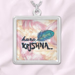 Collar Plateado "Hare Krishna" Peacock Feather Hindu<br><div class="desc">Presentamos el collar plateado hindú "Hare Krishna" de plumas de pavo real, una expresión elegante de fe y estilo. Este exquisito collar presenta un delicado colgante adornado con un diseño de plumas de pavo real que simboliza la presencia divina de Lord Krishna. Diseñado a partir de material plateado de alta...</div>