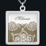 Collar Plateado Henna Monogram Silver Necklage<br><div class="desc">Hermoso Henna Diseño Sterling Silver Necklace. Ideal como un favor de boda,  un regalo de boda,  un regalo de cumpleaños o un regalo de vacaciones. Cambie el nombre,  agregue un monograma o no tenga ningún nombre. Puede cambiar el texto/color de su nombre.</div>