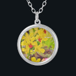 Collar Plateado Hermosas orquídeas amarillas de otoño<br><div class="desc">Hermosas orquídeas amarillas adorables flores florecientes de orquídea amarilla. Foto de Sandy Closs Great para todas las temporadas de verano invierno y otoño. tropical,  moderna,  otoño,  flor,  flores,  floral,  primavera,  orquídea,  jardín,  boda,  bodas, </div>